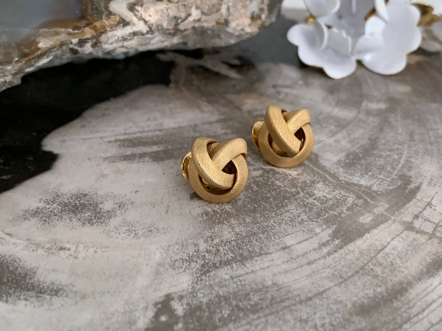 Monet: Love Knots